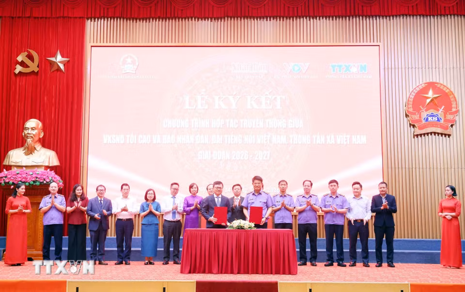 Lễ ký kết chương trình hợp tác truyền thông giữa Viện Kiểm sát Nhân dân Tối cao với Báo Nhân Dân. (Ảnh: Phạm Kiên/TTXVN)