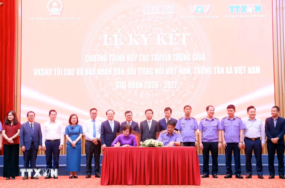 Lễ ký kết chương trình hợp tác truyền thông giữa Viện Kiểm sát Nhân dân Tối cao với Thông tấn xã Việt Nam. (Ảnh: Phạm Kiên/TTXVN)