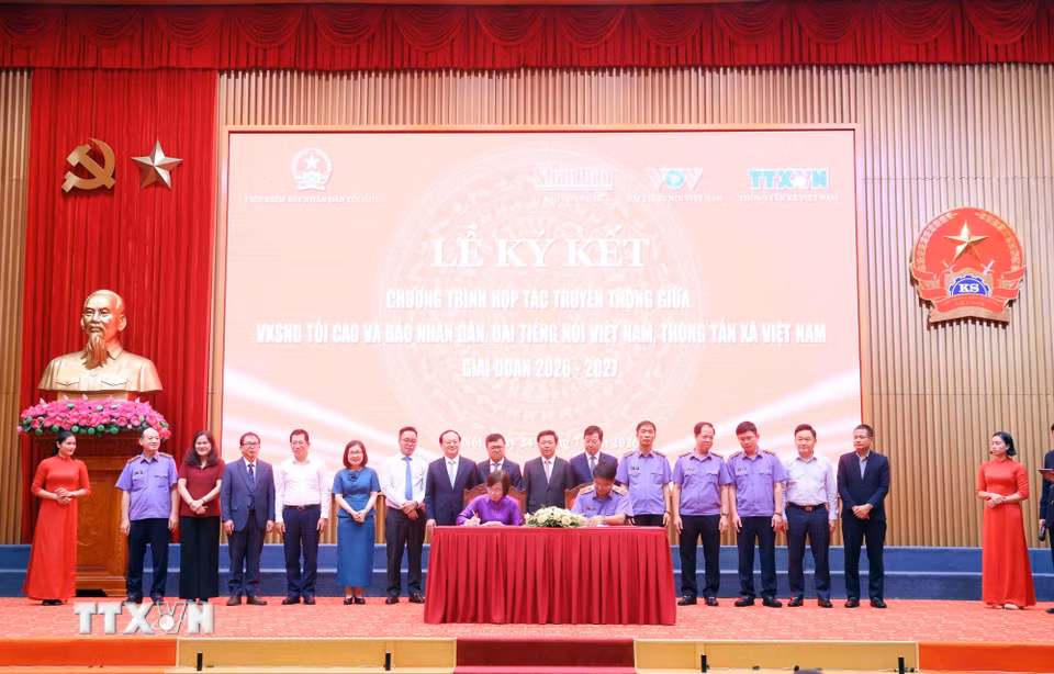 Lễ ký kết chương trình hợp tác truyền thông giữa Viện Kiểm sát Nhân dân Tối cao với Thông tấn xã Việt Nam. (Ảnh: Phạm Kiên/TTXVN)