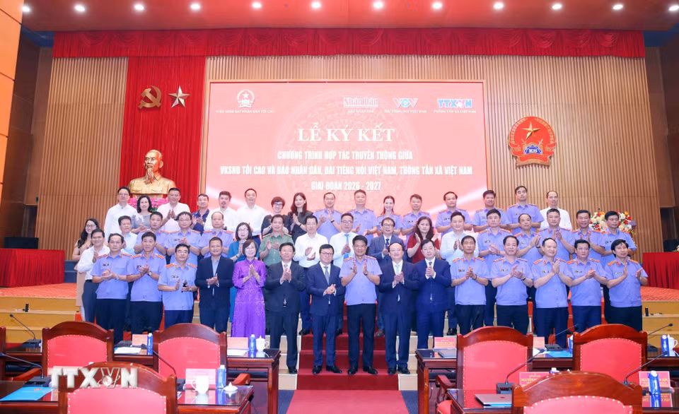 Lãnh đạo Viện Kiểm sát Nhân dân Tối cao, Thông tấn xã Việt Nam, Đài Truyền hình Việt Nam, Báo Nhân Dân, Đài Tiếng nói Việt Nam cùng các đại biểu. (Ảnh: Phạm Kiên/TTXVN)