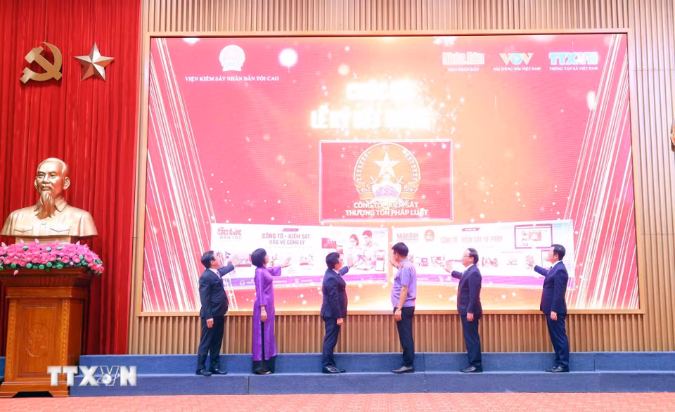 Các đại biểu thực hiện nghi thức ra mắt các chương trình, chuyên mục mới. (Ảnh: Phạm Kiên/TTXVN)