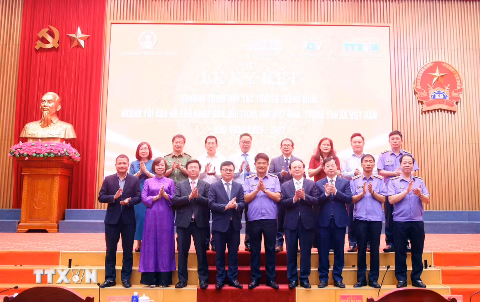 Lãnh đạo Viện Kiểm sát Nhân dân Tối cao chụp ảnh chung với lãnh đạo Thông tấn xã Việt Nam, Báo Nhân Dân và Đài Tiếng nói Việt Nam. (Ảnh: Phạm Kiên/TTXVN)