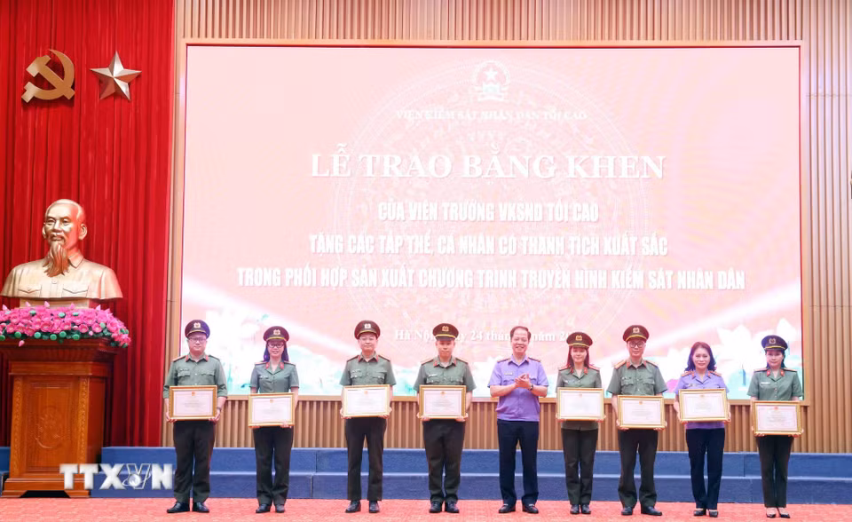 Phó Viện trưởng Viện Kiểm sát Nhân dân Tối cao Trần Hải Quân trao Bằng khen của Viện trưởng Viện Kiểm sát nhân dân tối cao cho các cá nhân có thành tích xuất sắc. (Ảnh: Phạm Kiên/TTXVN)