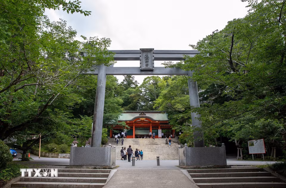 Cánh cổng Torii dẫn vào lối vào khu đền thờ chính. (Ảnh: Xuân Giao/TTXVN)