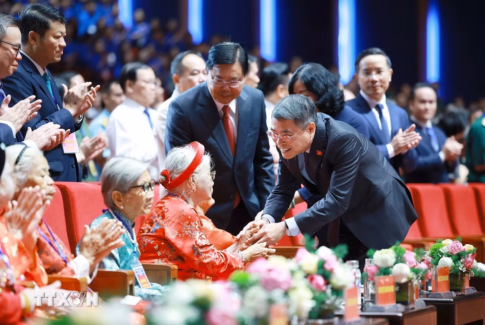 Thủ tướng Lê Minh Hưng thăm hỏi các Mẹ Việt Nam Anh hùng dự Hội nghị Tri ân người có công với cách mạng toàn quốc năm 2026. (Ảnh: Dương Giang/TTXVN)