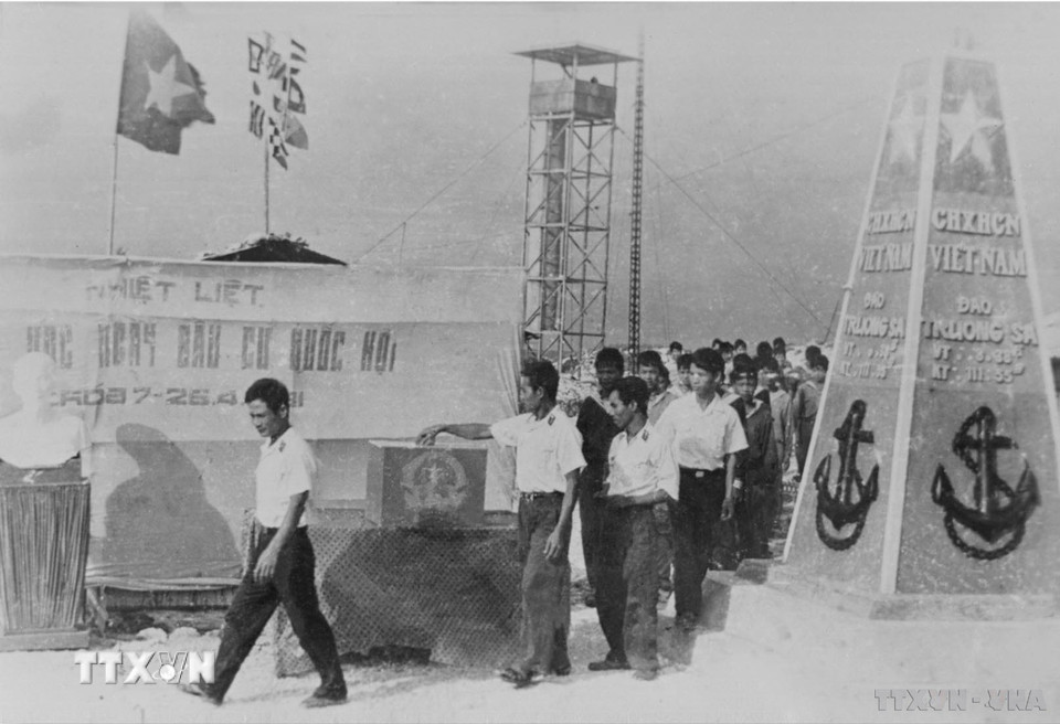 Cán bộ, chiến sỹ đảo Trường Sa bỏ phiếu bầu đại biểu Quốc hội khóa VII, ngày 25/4/1981. (Ảnh: Huy Khánh/TTXVN)