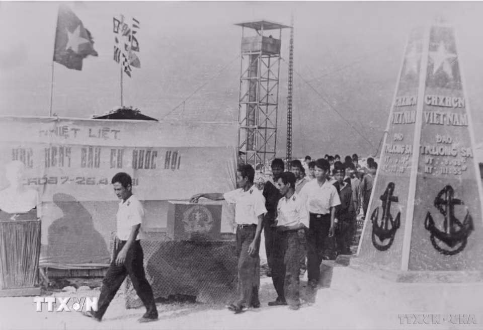 Cán bộ, chiến sỹ đảo Trường Sa bỏ phiếu bầu đại biểu Quốc hội khóa VII, ngày 25/4/1981. (Ảnh: Huy Khánh/TTXVN)