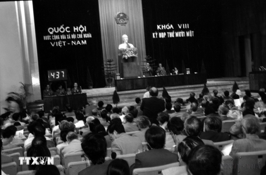 Kỳ họp thứ 11, Quốc hội khóa VIII nhất trí thông qua Hiến pháp năm 1992. (Ảnh: TTXVN)