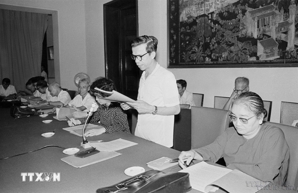 Trong nhiệm kỳ 5 năm, Quốc hội khóa VI đã quyết định những vấn đề quan trọng của đất nước: thông qua nhiệm vụ cơ bản của kế hoạch Nhà nước 5 năm lần thứ hai (1976-1980); phê chuẩn việc phân định lại địa giới thành phố Hà Nội, Thành phố Hồ Chí Minh và một số tỉnh, thành khác... Trong ảnh: Ủy ban Hiến pháp của Quốc hội nước CHXHCN Việt Nam họp phiên toàn thể để thông qua bản dự thảo hiến pháp mới của Quốc hội (15/6/1979). (Ảnh: Nhật Trường/TTXVN)