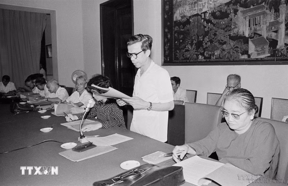 Trong nhiệm kỳ 5 năm, Quốc hội khóa VI đã quyết định những vấn đề quan trọng của đất nước: thông qua nhiệm vụ cơ bản của kế hoạch Nhà nước 5 năm lần thứ hai (1976-1980); phê chuẩn việc phân định lại địa giới thành phố Hà Nội, Thành phố Hồ Chí Minh và một số tỉnh, thành khác... Trong ảnh: Ủy ban Hiến pháp của Quốc hội nước CHXHCN Việt Nam họp phiên toàn thể để thông qua bản dự thảo hiến pháp mới của Quốc hội (15/6/1979). (Ảnh: Nhật Trường/TTXVN)