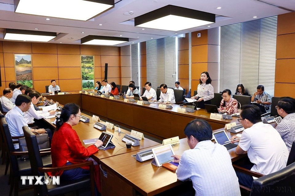 Kỳ họp thứ 9, Quốc hội khóa XV, sáng 21/5/2025, tại Hà Nội, Quốc hội thảo luận ở tổ về Dự án Luật sửa đổi, bổ sung một số điều của Luật Mặt trận Tổ quốc Việt Nam, Luật Công đoàn, Luật Thanh niên và Luật Thực hiện dân chủ ở cơ sở. Trong ảnh: Đoàn đại biểu Quốc hội các tỉnh Long An, Sơn La, Bắc Kạn, Vĩnh Long thảo luận ở tổ. (Ảnh: Doãn Tấn/TTXVN)