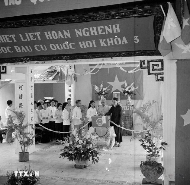 Quốc hội khóa III (1964-1971) là Quốc hội của thời kỳ đất nước thực hiện cả hai chiến lược cách mạng, thời kỳ chống Mỹ cứu nước "tất cả cho tiền tuyến, tất cả để thắng giặc Mỹ xâm lược". Miền Bắc tiến hành công cuộc xây dựng chủ nghĩa xã hội; Miền Nam đẩy mạnh đấu tranh giải phóng. Cao trào thi đua yêu nước dâng lên mạnh mẽ chưa từng có. Trong ảnh: Cử tri khối 63 khu phố Ba Đình (Hà Nội) đi bỏ phiếu bầu Quốc hội khóa III tại hòm phiếu A.24 (24/6/1964). (Ảnh: Vũ Tín/TTXVN)