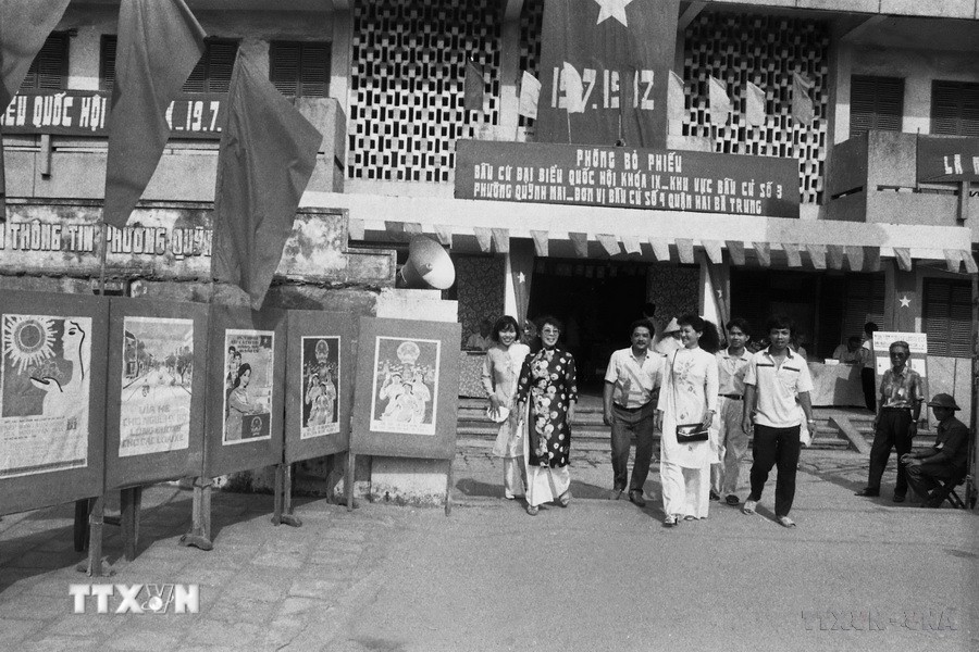 Điểm bầu cử đại biểu Quốc hội khóa IX, Khu vực bầu cử số 3, phường Quỳnh Mai, đơn vị bầu cử số 4, quận Hai Bà Trưng. (Ảnh: TTXVN)