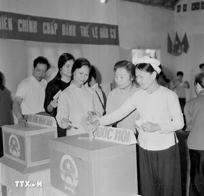 Nhân dân tập thể Kim Liên, Hà Nội bỏ phiếu bầu cử đại biểu Quốc hội khóa V. (Ảnh: TTXVN)