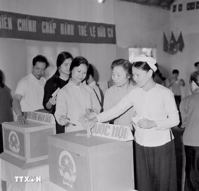 Nhân dân tập thể Kim Liên, Hà Nội bỏ phiếu bầu cử đại biểu Quốc hội khóa V. (Ảnh: TTXVN)