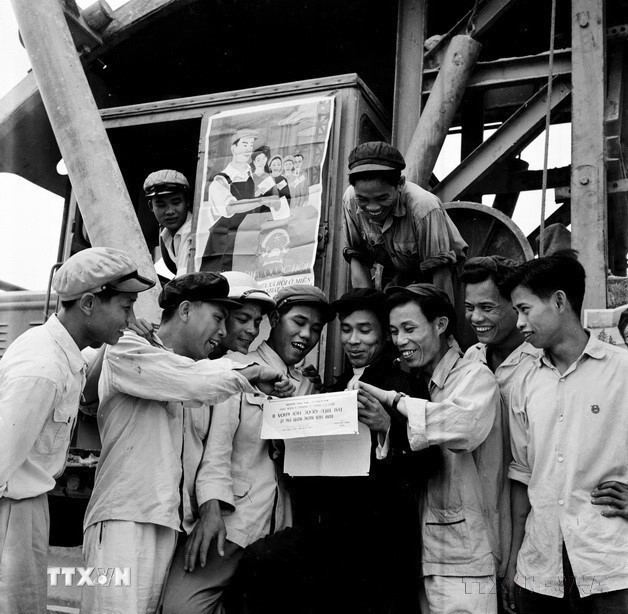 Quốc hội khóa II (1960-1964) được bầu ngày 8/5/1960, gồm 453 đại biểu (362 đại biểu được bầu, 91 đại biểu khóa I của miền Nam được lưu nhiệm). Tại Kỳ họp thứ nhất, Quốc hội khóa II bầu ủy ban Thường vụ Quốc hội gồm 21 ủy viên chính thức, 5 ủy viên dự khuyết, do ông Trường Chinh làm Chủ tịch. Trong nhiệm kỳ này, Quốc hội đã phát huy vai trò quan trọng trong việc động viên sức người, sức của để xây dựng chủ nghĩa xã hội ở miền Bắc và đấu tranh giải phóng miền Nam, thống nhất nước nhà. Trong ảnh: Công nhân lái máy kéo Khu gang thép Thái Nguyên trao đổi, thảo luận danh sách các ứng cử viên Quốc hội khóa II (4/1960). (Ảnh: Hiệp Đồng/TTXVN)