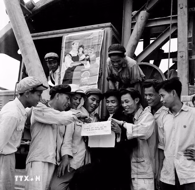 Quốc hội khóa II (1960-1964) được bầu ngày 8/5/1960, gồm 453 đại biểu (362 đại biểu được bầu, 91 đại biểu khóa I của miền Nam được lưu nhiệm). Tại Kỳ họp thứ nhất, Quốc hội khóa II bầu ủy ban Thường vụ Quốc hội gồm 21 ủy viên chính thức, 5 ủy viên dự khuyết, do ông Trường Chinh làm Chủ tịch. Trong nhiệm kỳ này, Quốc hội đã phát huy vai trò quan trọng trong việc động viên sức người, sức của để xây dựng chủ nghĩa xã hội ở miền Bắc và đấu tranh giải phóng miền Nam, thống nhất nước nhà. Trong ảnh: Công nhân lái máy kéo Khu gang thép Thái Nguyên trao đổi, thảo luận danh sách các ứng cử viên Quốc hội khóa II (4/1960). (Ảnh: Hiệp Đồng/TTXVN)