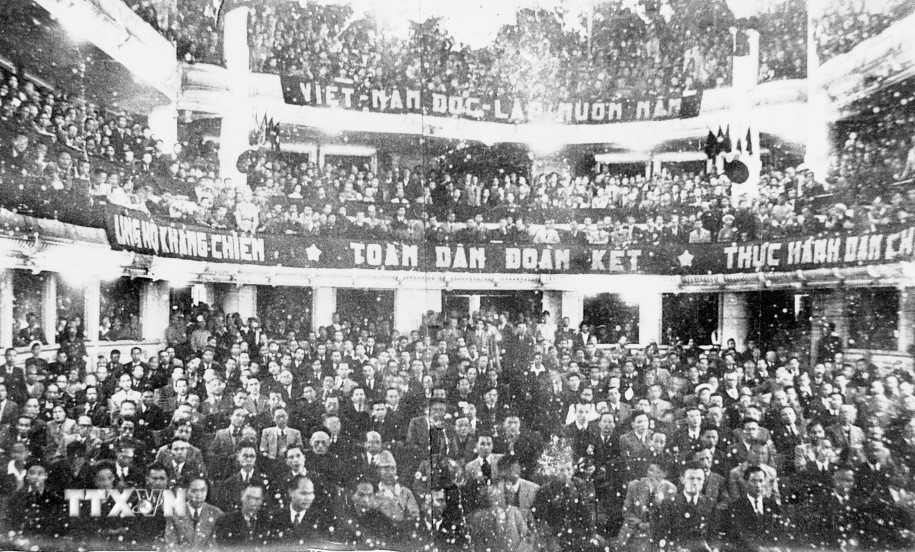 Sau khi khởi nghĩa, giành độc lập, khai sinh nước Việt Nam Dân chủ Cộng hòa, ngày 6/1/1946, nhân dân cả nước đã tiến hành Tổng tuyển cử, bầu ra Quốc hội đầu tiên gồm 403 đại biểu. Tại Kỳ họp thứ nhất ngày 2/3/1946, Quốc hội khóa I đã công nhận Chính phủ Liên hiệp kháng chiến do Hồ Chí Minh làm Chủ tịch. Quốc hội khóa I (1946 - 1960) đã có những đóng góp to lớn vào việc xây dựng Nhà nước dân chủ cộng hòa, xem xét và thông qua Hiến pháp năm 1946 và Hiến pháp năm 1959, phê chuẩn Hiệp định Giơ-ne-vơ, góp phần quan trọng thực hiện thành công kháng chiến chống Pháp, thông qua các kế hoạch khôi phục, cải tạo và phát triển kinh tế, văn hóa, từng bước xây dựng chế độ dân chủ nhân dân. Trong ảnh: Quang cảnh khai mạc Kỳ họp thứ Nhất, Quốc hội khóa I tại Nhà hát Lớn Hà Nội, ngày 2/3/1946. (Ảnh: Tư liệu TTXVN)