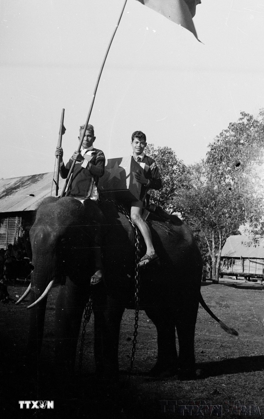 Để thể hiện tính liên tục của Nhà nước qua các giai đoạn đấu tranh cách mạng, Quốc hội đã quy định khóa Quốc hội của nước Việt Nam thống nhất là Quốc hội khóa VI. Trong ảnh: Đồng bào dân tộc Ê Đê (Đắk Lắk) dùng voi mang hòm phiếu lưu động trong ngày bầu cử Quốc hội khóa VI (25/4/1976). (Ảnh: TTXVN)