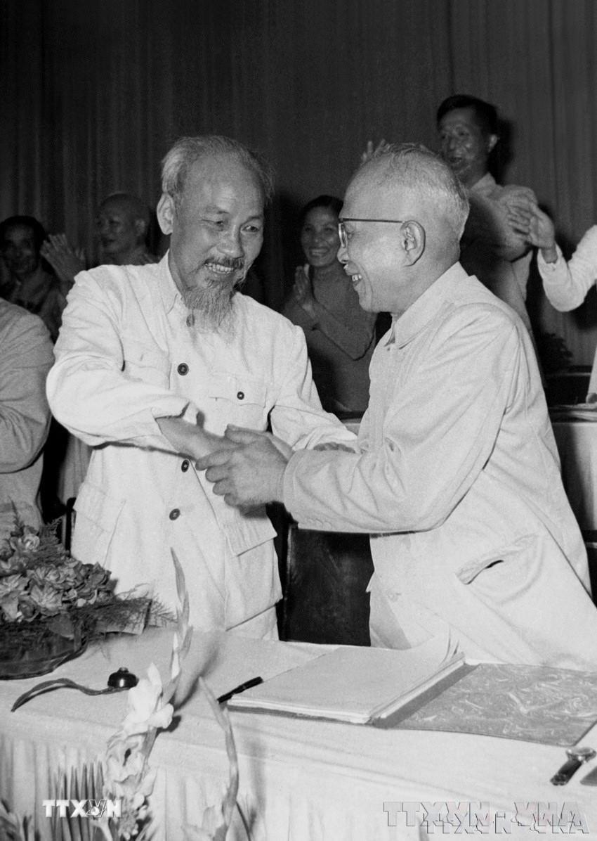 Quốc hội khóa II (1960-1964) đóng góp quan trọng hoàn thành nhiệm vụ xây dựng và khôi phục kinh tế miền Bắc, đẩy mạnh đấu tranh giải phóng miền Nam; thực thi những chính sách phù hợp về dân chủ, chăm lo đời sống vật chất và tinh thần của nhân dân trong điều kiện rất khó khăn; góp phần bảo đảm hiệu lực và hiệu quả của chính quyền Nhà nước trong sự nghiệp xây dựng chủ nghĩa xã hội ở miền Bắc, giải phóng miền Nam và thống nhất Tổ quốc. Trong ảnh: Chủ tịch Hồ Chí Minh chúc mừng đồng chí Tôn Đức Thắng được bầu giữ chức Phó Chủ tịch nước, tại Kỳ họp thứ nhất, Quốc hội khóa II (7/1960). (Ảnh: Tư liệu TTXVN)