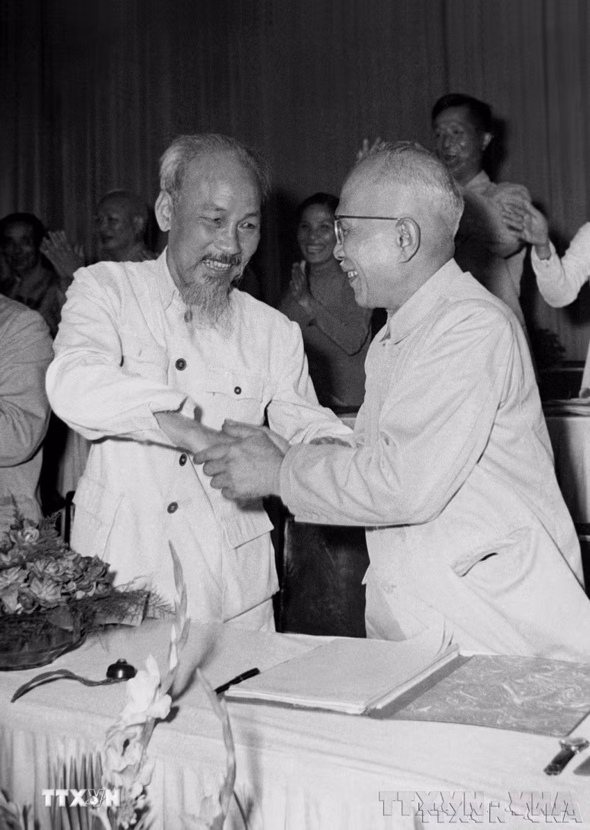 Quốc hội khóa II (1960-1964) đóng góp quan trọng hoàn thành nhiệm vụ xây dựng và khôi phục kinh tế miền Bắc, đẩy mạnh đấu tranh giải phóng miền Nam; thực thi những chính sách phù hợp về dân chủ, chăm lo đời sống vật chất và tinh thần của nhân dân trong điều kiện rất khó khăn; góp phần bảo đảm hiệu lực và hiệu quả của chính quyền Nhà nước trong sự nghiệp xây dựng chủ nghĩa xã hội ở miền Bắc, giải phóng miền Nam và thống nhất Tổ quốc. Trong ảnh: Chủ tịch Hồ Chí Minh chúc mừng đồng chí Tôn Đức Thắng được bầu giữ chức Phó Chủ tịch nước, tại Kỳ họp thứ nhất, Quốc hội khóa II (7/1960). (Ảnh: Tư liệu TTXVN)