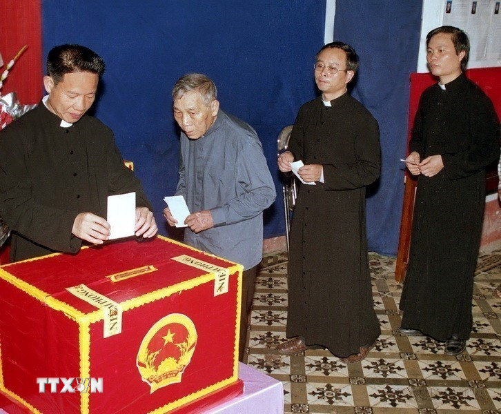 Các vị chức sắc thuộc Giáo xứ Chính Tòa Phát Diệm bỏ phiếu bầu cử đại biểu Quốc hội khóa XII tại khu vực bỏ phiếu số 6, ngày 20/05/2007. (Ảnh: Hữu Việt/TTXVN)