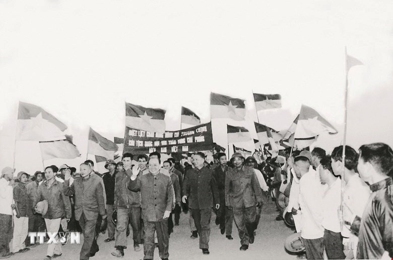 Chủ tịch Ủy ban Thường vụ Quốc hội Trường Chinh thăm vùng giải phóng Quảng Trị năm 1975. (Ảnh: TTXVN)