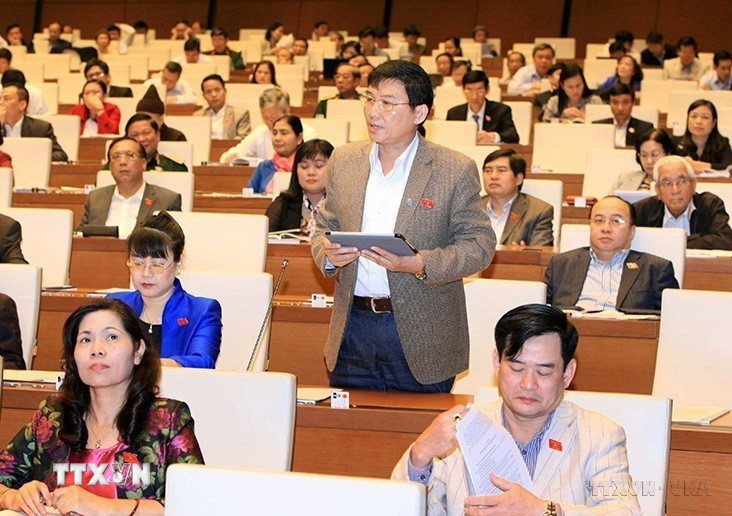 Kỳ họp thứ 11, Quốc hội khóa XIII, đại biểu thảo luận ở hội trường về Dự thảo Nghị quyết của Quốc hội ban hành Nội quy kỳ họp Quốc hội (sửa đổi) và biểu quyết thông qua Nghị quyết về phân bổ ngân sách Trung ương năm 2016. Trong ảnh: Đại biểu Quốc hội Thành phố Hà Nội Chu Sơn Hà phát biểu ý kiến. (Ảnh: Doãn Tấn/TTXVN)