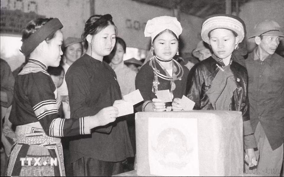 Đồng bào các dân tộc Việt Bắc bầu cử đại biểu Quốc hội khóa V (4/1975). (Ảnh: TTXVN)