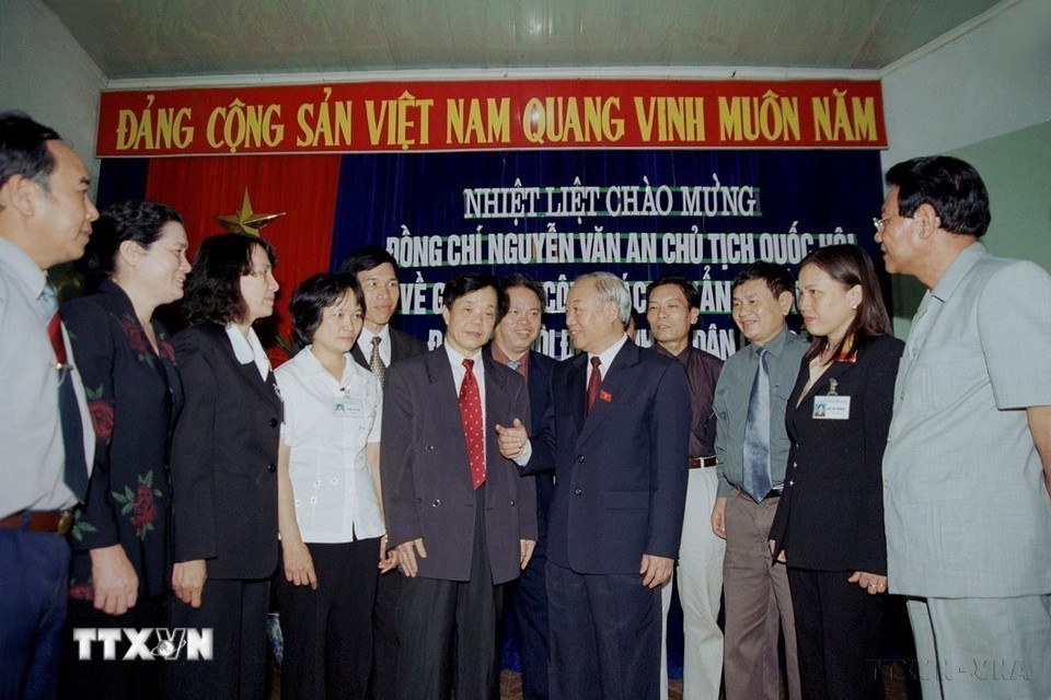 Chủ tịch Quốc hội Nguyễn Văn An gặp gỡ Hội đồng bầu cử phường Hoàng Văn Thụ, thành phố Hải Phòng trong chuyến về thăm và làm việc tại Hải Phòng ngày 13/4/2014. (Ảnh: Trí Dũng/TTXVN)