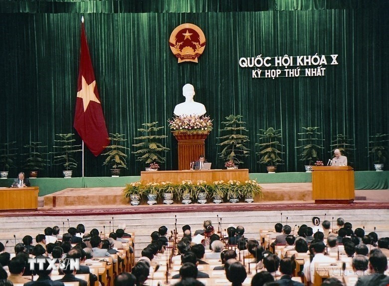 Quốc hội khóa X (1997 - 2002) gồm 450 đại biểu, được bầu ngày 20/7/1997. Ủy ban Thường vụ Quốc hội có 14 thành viên, gồm Chủ tịch Quốc hội Nông Đức Mạnh, 5 Phó Chủ tịch và 8 ủy viên. Tại Kỳ họp thứ 9, ông Nguyễn Văn An được bầu làm Chủ tịch Quốc hội. Quốc hội tiếp tục nâng cao chất lượng công tác lập pháp, đẩy mạnh công tác giám sát và quyết định các vấn đề quan trọng của đất nước, xây dựng Nhà nước pháp quyền xã hội chủ nghĩa Việt Nam của dân, do dân và vì dân. Trong ảnh: Toàn cảnh phiên khai mạc Kỳ họp thứ nhất Quốc hội khóa X. (Ảnh: TTXVN)