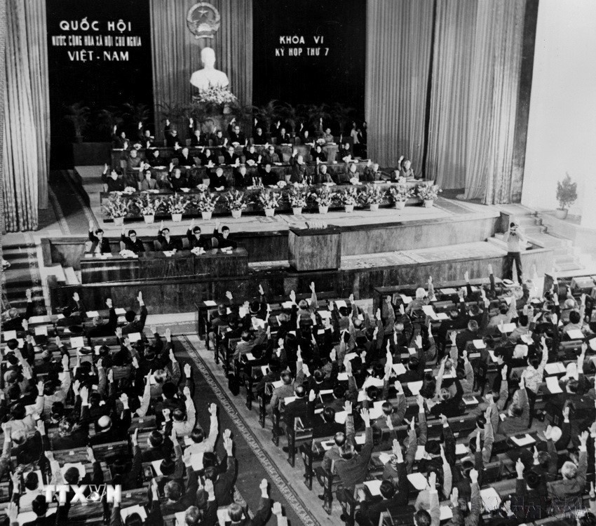 Tại Kỳ họp thứ 7, Quốc hội khóa VI, các đại biểu Quốc hội thông qua Hiến pháp mới của nước CHXHCN Việt Nam. Đây là bản Hiến pháp thứ ba được Quốc hội thông qua để đáp ứng yêu cầu của nhiệm vụ chính trị trong giai đoạn mới. Hiến pháp 1980 đã khẳng định: “Nước Cộng hòa xã hội chủ nghĩa Việt Nam là một nước có chủ quyền, thống nhất và toàn vẹn lãnh thổ...” (18/12/1980). (Ảnh: Kim Hùng/TTXVN)