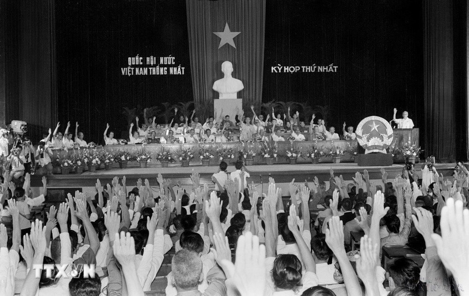 Tại kỳ họp thứ nhất, Quốc hội khóa VI đã thông qua Nghị quyết về tên nước, quốc kỳ, quốc huy, quốc ca và tổ chức Nhà nước khi chưa có Hiến pháp mới. Quốc hội quyết định đổi tên nước Việt Nam Dân chủ Cộng hòa thành nước Cộng hòa xã hội chủ nghĩa Việt Nam; quyết định khóa Quốc hội được bầu trong cuộc Tổng tuyển cử ngày 25/4/1976 là Quốc hội khóa VI nước CHXHCN Việt Nam; quyết định chính thức đặt tên thành phố Sài Gòn-Gia Ðịnh là Thành phố Hồ Chí Minh. Sự ra đời của nước CHXHCN Việt Nam mở đầu cho bước phát triển mới trong quá trình đi lên của đất nước. (Ảnh: TTXVN)
