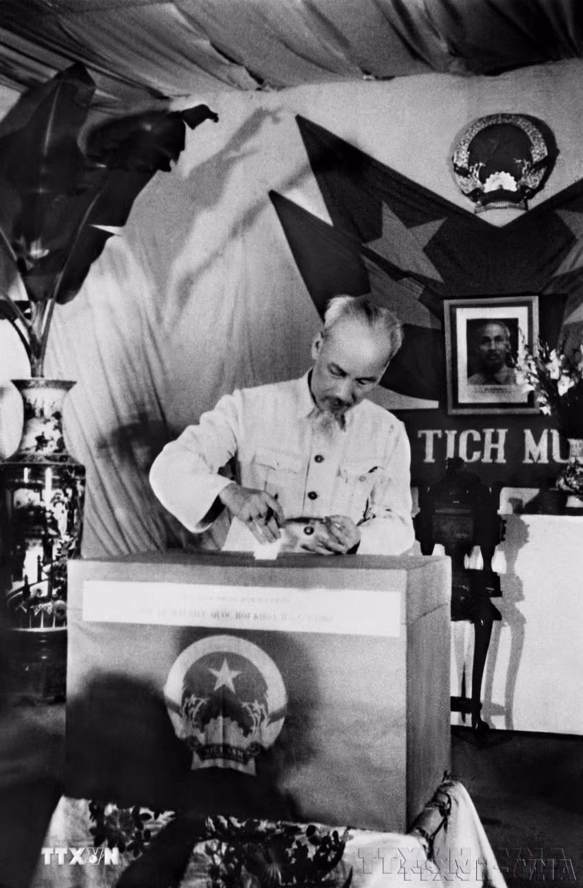 Quốc hội khoá II (1960-1964) đóng góp quan trọng vào việc hoàn thành nhiệm vụ xây dựng và khôi phục kinh tế miền Bắc, đẩy mạnh cuộc đấu tranh giải phóng miền Nam; thực thi những chính sách phù hợp về dân chủ, chăm lo đời sống vật chất và tinh thần của nhân dân trong những điều kiện rất khó khăn. Trong ảnh: Chủ tịch Hồ Chí Minh bỏ phiếu bầu đại biểu Quốc hội khóa II tại tiểu khu Trúc Bạch, khu phố Ba Đình (Hà Nội, 8/5/1960). (Ảnh: TTXVN)