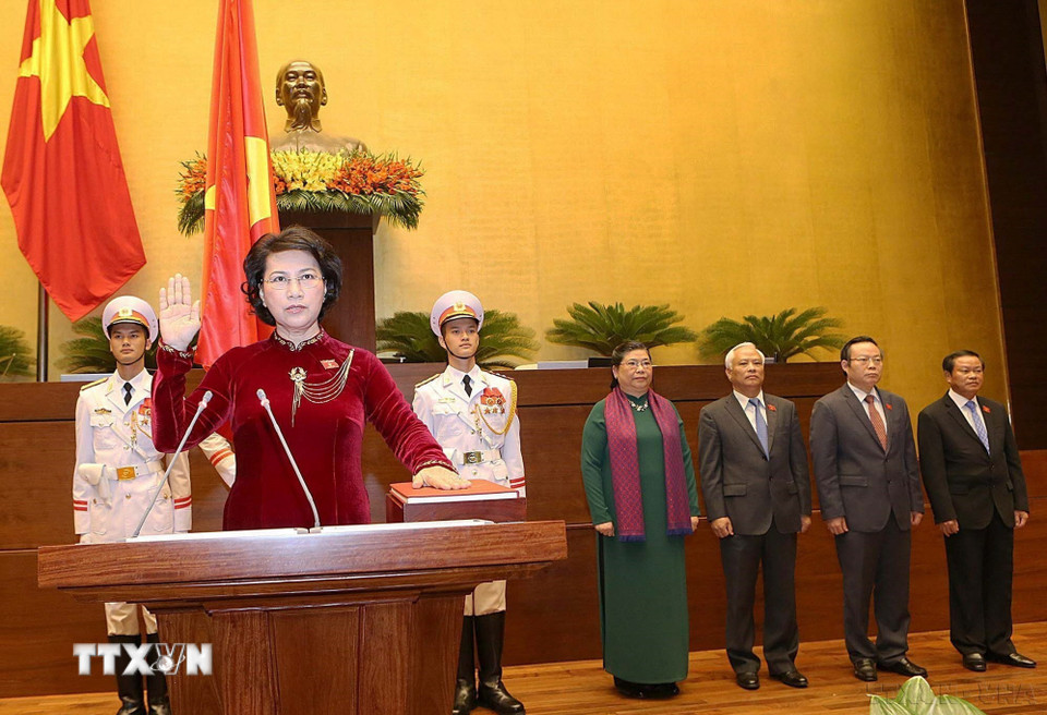 Tại Kỳ họp thứ nhất, Quốc hội khóa XIV, ngày 22/7/2016, đồng chí Nguyễn Thị Kim Ngân, Ủy viên Bộ Chính trị chính thức tuyên thệ nhậm chức Chủ tịch Quốc hội nước Cộng hòa xã hội chủ nghĩa Việt Nam khóa XIV. (Ảnh: TTXVN)