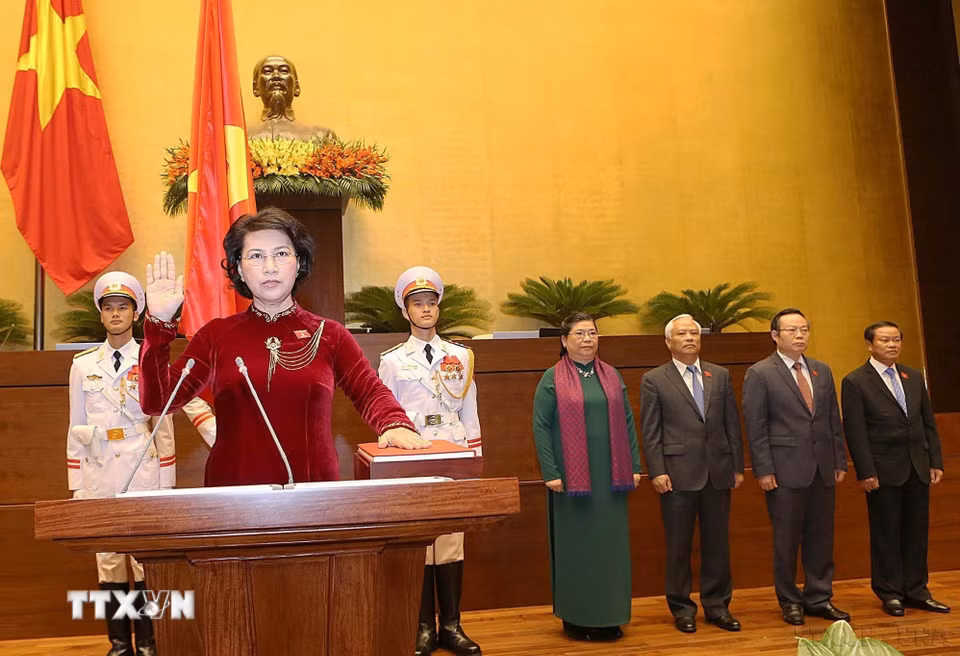 Tại Kỳ họp thứ nhất, Quốc hội khóa XIV, ngày 22/7/2016, đồng chí Nguyễn Thị Kim Ngân, Ủy viên Bộ Chính trị chính thức tuyên thệ nhậm chức Chủ tịch Quốc hội nước Cộng hòa xã hội chủ nghĩa Việt Nam khóa XIV. (Ảnh: TTXVN)