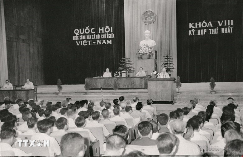 Quốc hội khóa VIII (1987-1992) được bầu ngày 19/4/1987, có 496 đại biểu. Ông Lê Quang Đạo được bầu làm Chủ tịch Quốc hội. Ông Võ Chí Công được bầu làm Chủ tịch Hội đồng Nhà nước. Quốc hội thông qua Hiến pháp năm 1992 tại Kỳ họp thứ 11 ngày 15/4/1992. Đây là Quốc hội của giai đoạn khởi đầu sự nghiệp đổi mới toàn diện đất nước do Đại hội VI của Đảng đề ra, thể chế hóa đường lối phát triển kinh tế hàng hóa nhiều thành phần ở nước ta. Trong ảnh: Khai mạc kỳ họp thứ nhất, Quốc hội khóa VIII, ngày 17/6/1987. (Ảnh: TTXVN)