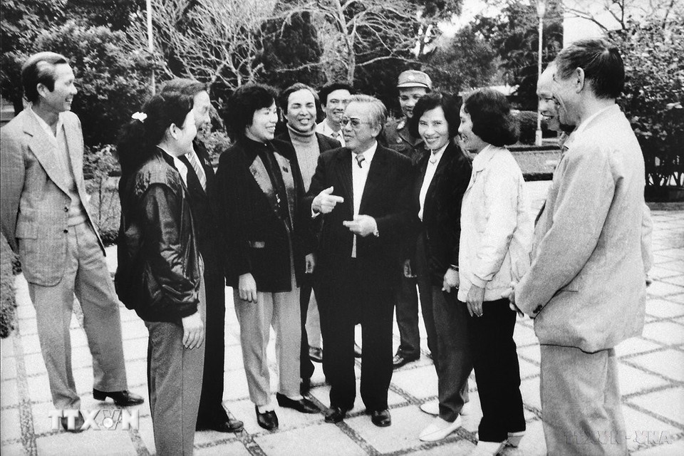 Chủ tịch Quốc hội Lê Quang Đạo tiếp xúc thân mật với các đại biểu Quốc hội tại kỳ họp thứ nhất, Quốc hội khóa VIII, tháng 6/1987. (Ảnh: TTXVN)