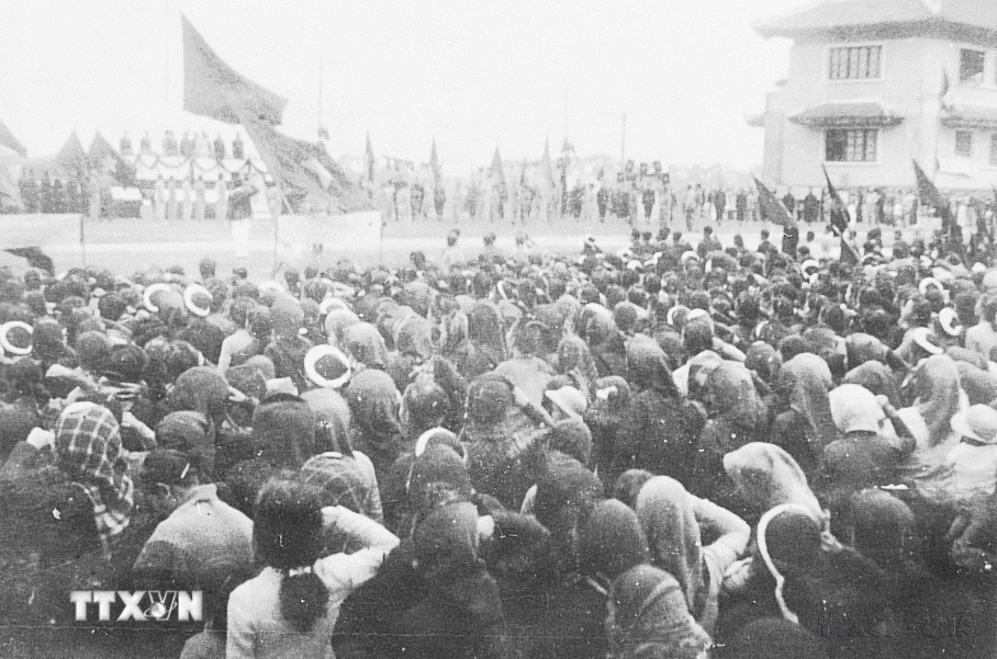 Ngày 12/1/1946, hàng vạn nhân dân Thủ đô họp míttinh tại Khu học xá Trung ương (nay là Đại học Bách khoa Hà Nội) chào mừng Chủ tịch Hồ Chí Minh và các vị đại biểu vừa trúng cử vào Quốc hội khóa I. (Ảnh: Tư liệu TTXVN)