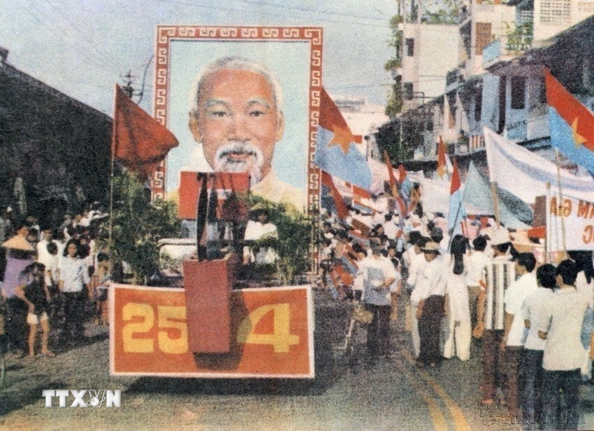Nhân dân thành phố Hồ Chí Minh nô nức đi bỏ phiếu bầu Quốc hội thống nhất (25/4/1976). (Ảnh: TTXVN)