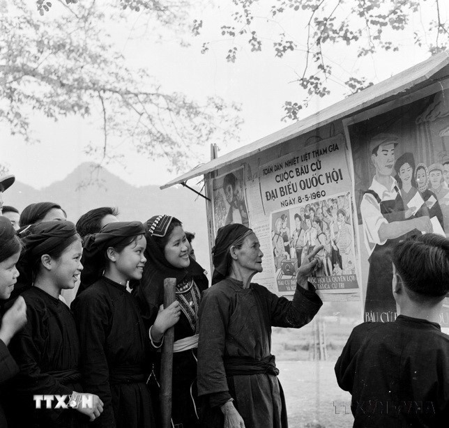 Đồng bào dân tộc Dao xem tranh cổ động bầu cử Quốc hội khóa II (1960). (Ảnh: Vũ Tín/TTXVN)