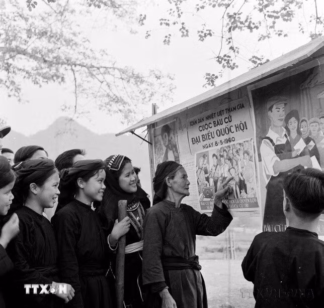 Đồng bào dân tộc Dao xem tranh cổ động bầu cử Quốc hội khóa II (1960). (Ảnh: Vũ Tín/TTXVN)