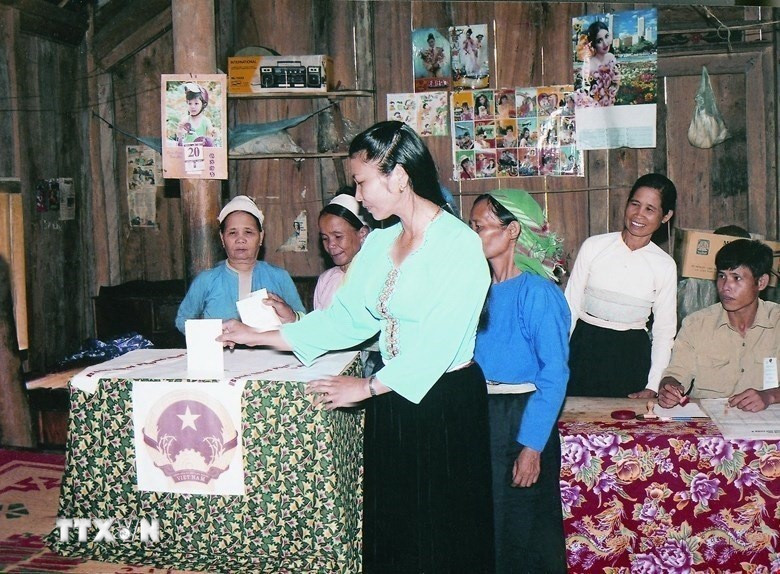 Cử tri dân tộc Mường (Hòa Bình) tham gia bầu cử đại biểu Quốc hội khóa X, tháng 7/1997. (Ảnh: TTXVN)