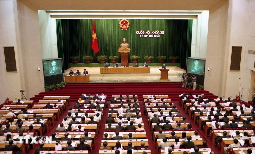 Quốc hội khóa XII (2007-2012) được bầu ngày 20/5/2007, gồm 493 đại biểu. Quốc hội khóa XII là Quốc hội của thời kỳ tiếp tục đẩy mạnh sự nghiệp đổi mới toàn diện, công nghiệp hoá, hiện đại hóa đất nước và hội nhập kinh tế quốc tế. Ông Nguyễn Phú Trọng được bầu làm Chủ tịch Quốc hội khóa XII. Trong ảnh: Quốc hội khóa XII, Kỳ họp thứ nhất. (Ảnh: TTXVN)