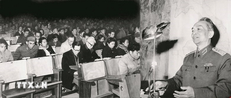 Đại tướng Võ Nguyên Giáp, Bộ trưởng Bộ Quốc phòng đọc báo cáo về tình hình quân sự tại kỳ họp thứ 3, Quốc hội khóa IV, tháng 2/1973. (Ảnh: TTXVN)