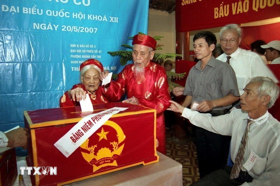 Ngày 20/05/2007, tại đơn vị bầu cử số 5, khu vực bỏ phiếu số 7, phường Hoàng Văn Thụ, quận Hoàng Mai (Hà Nội) có 1340 cử tri tham gia bầu cử, trong đó có 3 cử tri 100 tuổi. Đặc biệt có 2 vợ chồng cụ Vũ Đình Giả và Ngô Thị Mười 100 tuổi ở nhà số 6, tổ dân phố 33 phường Hoàng Văn Thụ là người đến bỏ lá phiếu đầu tiên bầu đại biểu Quốc hội khóa XII. Trong ảnh: Hai cụ Vũ Đình Giả và Ngô Thị Mười tham gia bỏ phiếu. (Ảnh: TTXVN)