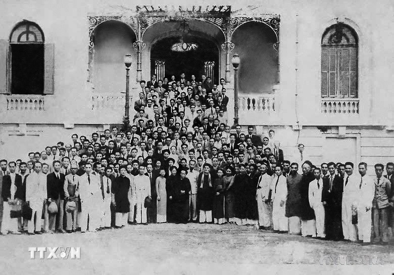 Các đại biểu dự Kỳ họp thứ nhất, Quốc hội khóa I tại Nhà hát Lớn Hà Nội. (Ảnh: Tư liệu TTXVN)