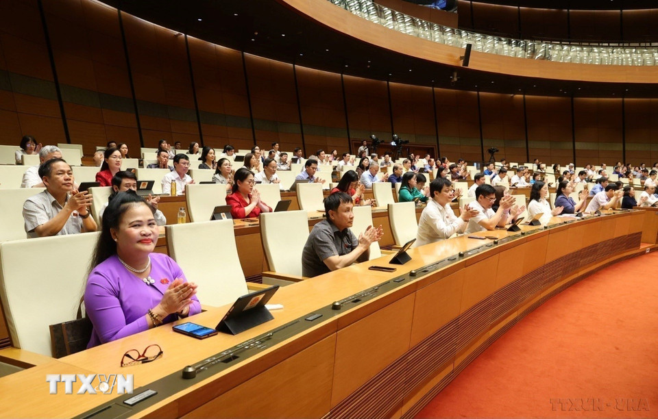 Chiều 29/5/2025, Kỳ họp thứ 9, Quốc hội khóa XV họp phiên toàn thể tại hội trường, biểu quyết thông qua Nghị quyết về thí điểm về một số cơ chế, chính sách đặc thù phát triển nhà ở xã hội và thảo luận về dự án Luật sửa đổi, bổ sung một số điều của Luật Quốc tịch Việt Nam. (Ảnh: Văn Điệp/TTXVN)