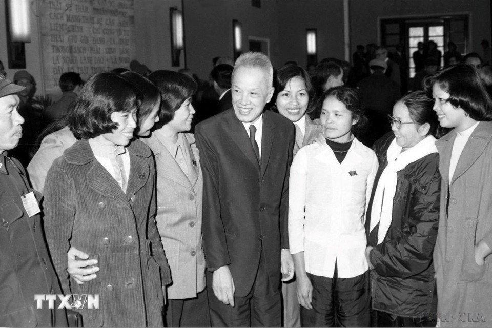 Chủ tịch Quốc hội Nguyễn Hữu Thọ với các Đại biểu dự Kỳ họp thứ 2, Quốc hội khóa VII. (Ảnh: Kim Hùng/TTXVN)