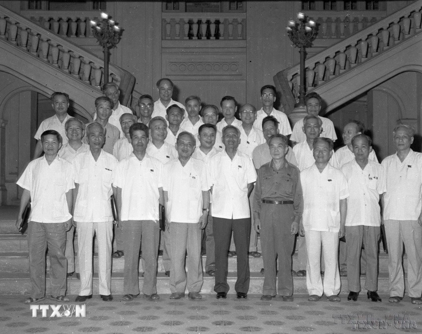 Quốc hội khóa V ra đời trong bối cảnh lịch sử miền Nam vừa mới giải phóng (30/4/1975) và hoạt động chưa đầy 2 năm (1975-1976). Quốc hội chỉ họp 2 kỳ, Ủy ban Thường vụ Quốc hội họp 10 phiên, nhưng đã quyết định được nhiều vấn đề quan trọng của đất nước. Trong ảnh: Các thành viên của Hội đồng chính phủ do Quốc hội khóa V bầu ra tại kỳ họp thứ nhất (4/6/1975). (Ảnh: TTXVN)